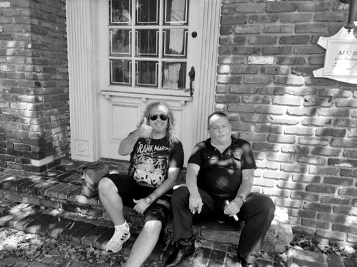 Con Kelle Rhoads, hermano de Randy, ante la Academia Musonia, 2023